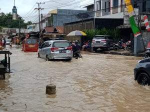Banjir yang terjadi di salah satu ruas jalan di Samarinda