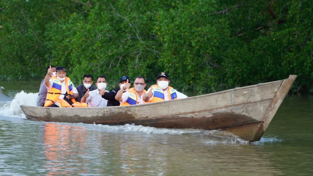 Wisata susur sungai di Kampung Pulau Besing Berau.