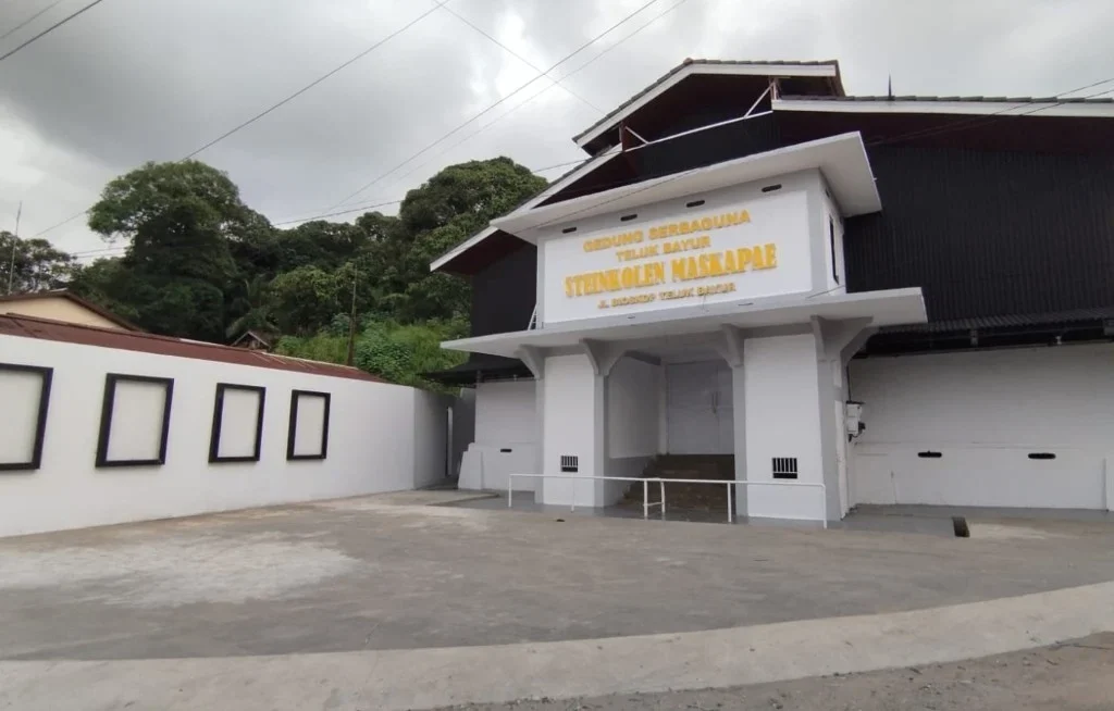 Gedung Serbaguna Teluk Bayur yang dahulu merupakan bioskop era kolonial Belanda.
