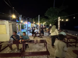 Wisatawan menikmati sajian kuliner di Pulau Maratua.