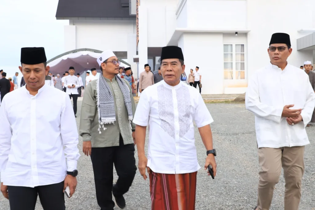 Foto: Gubernur Zainal Paliwang saat meninjau rumah jabatan baru yang dirangkai dengan safari ramadan, Minggu (08/03/2026)