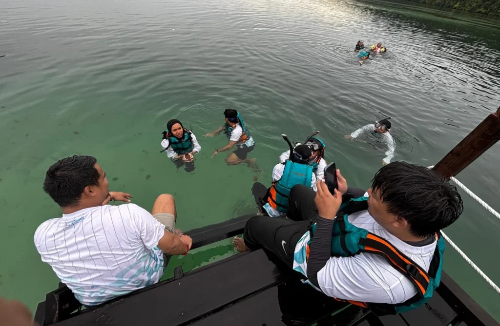 Serunya berenang bersama ubur-ubur tidak menyengat di Danau Kakaban, Berau.