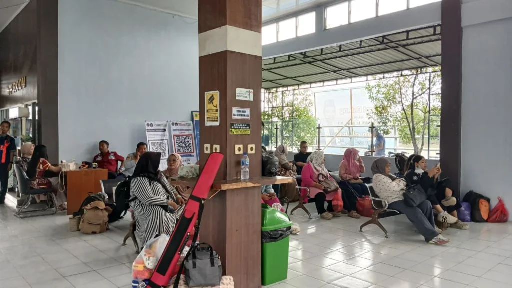 Suasa antrean penumpang di Dermaga Sanggam, Tanjung Redeb, Berau.