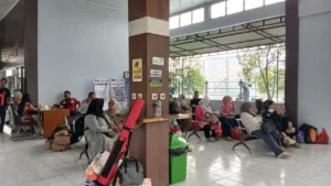 Suasa antrean penumpang di Dermaga Sanggam, Tanjung Redeb, Berau.