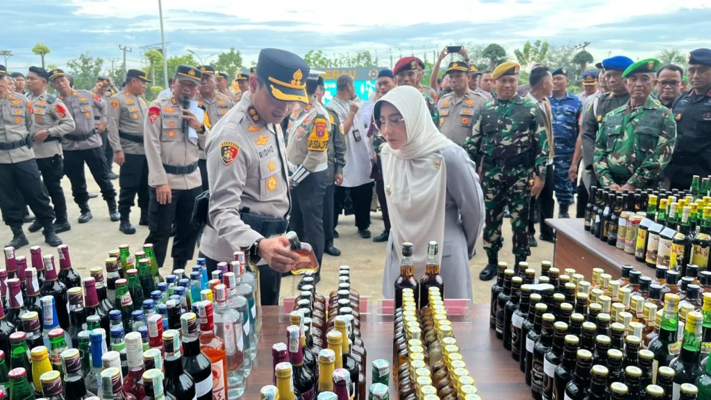 Bupati Berau Sri Juniarsih didampingi Kapolres Berau, AKBP Ridho Tri Putranto saat melihat ribuan miras hasil Operasi Pekat