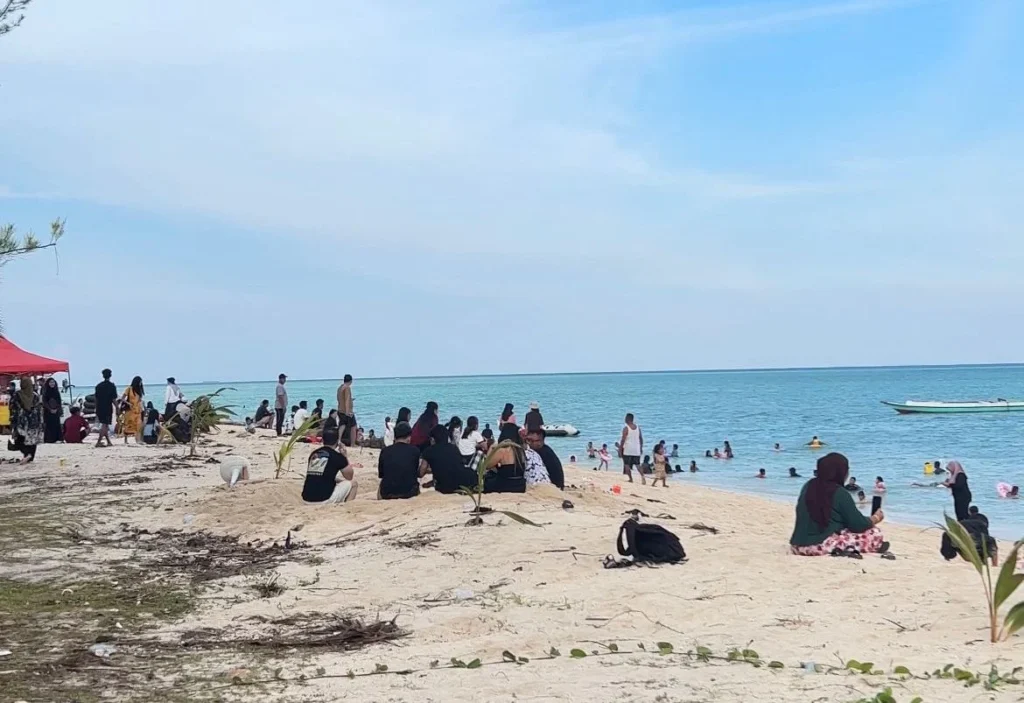Wisatawan memadati pantai yang ada di Pulau Derawan saat libur Lebaran.