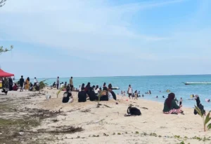 Wisatawan memadati pantai yang ada di Pulau Derawan saat libur Lebaran.