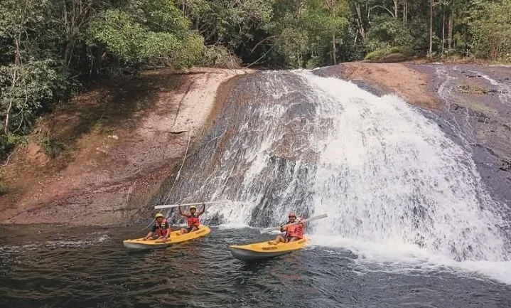 Destinasi wisata Air Terjun Tembalang di Kecamatan Segah.