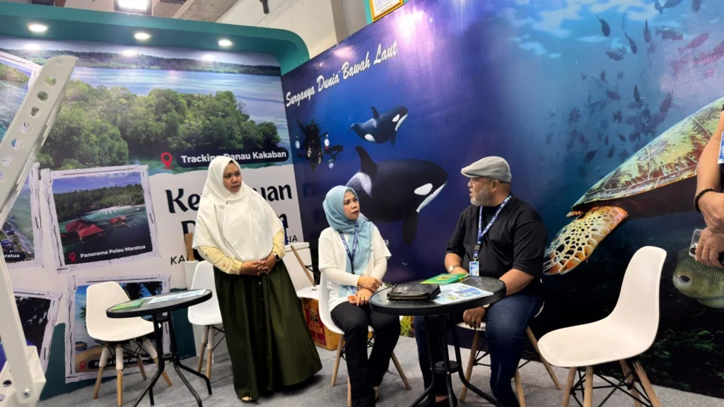 Wakil Bupati Berau, Gamalis, saat berada di booth Disbudpar Berau pada hari terakhir Deep and Extreme Indonesia 2026, Minggu (26/4/2026). (Prokopim).