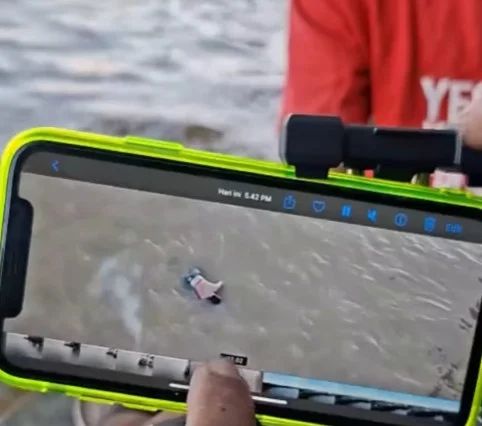 Mayat di Sungai Mahakam yang direkam melalui drone warga. (redaksi)