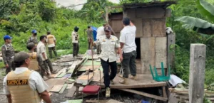 Penertiban bangunan liar oleh Satpol PP Kaltim. (redaksi)