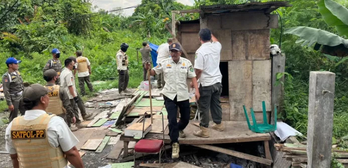 Penertiban bangunan liar oleh Satpol PP Kaltim. (redaksi)