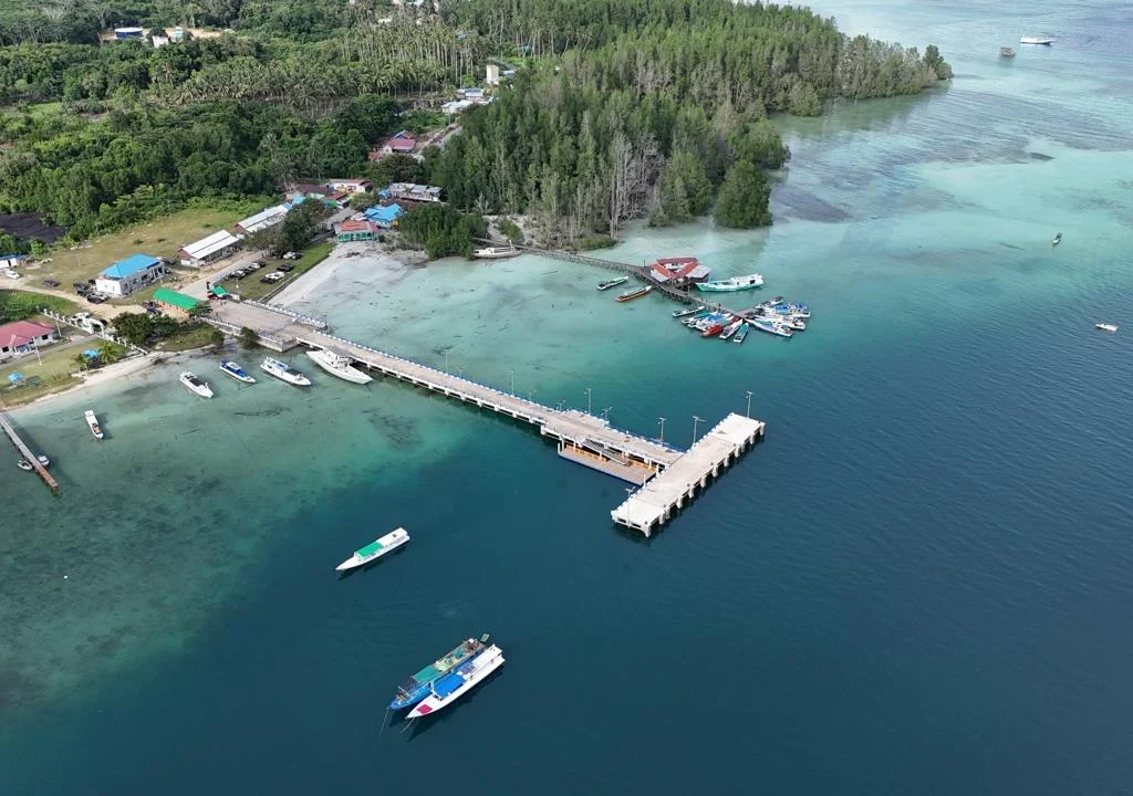 Dermaga Teluk Sulaiman, Bidukbiduk, yang jadi tempat penyeberangan wisatawan ke Pulau Kaniungan. (Prokopim)
