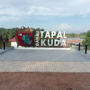 Objek wisata Danau Tapal Kuda di Kampung Tumbit Melayu.