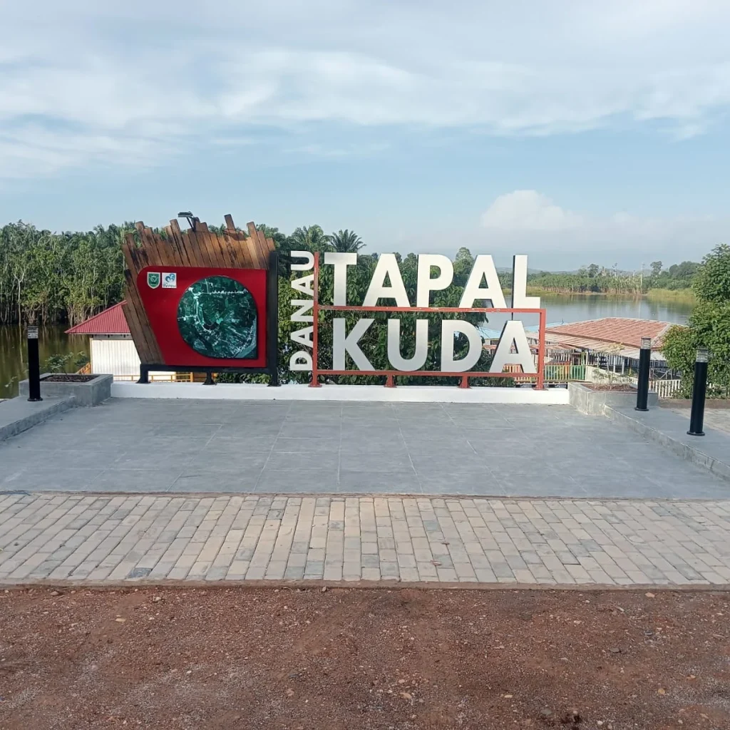Objek wisata Danau Tapal Kuda di Kampung Tumbit Melayu.