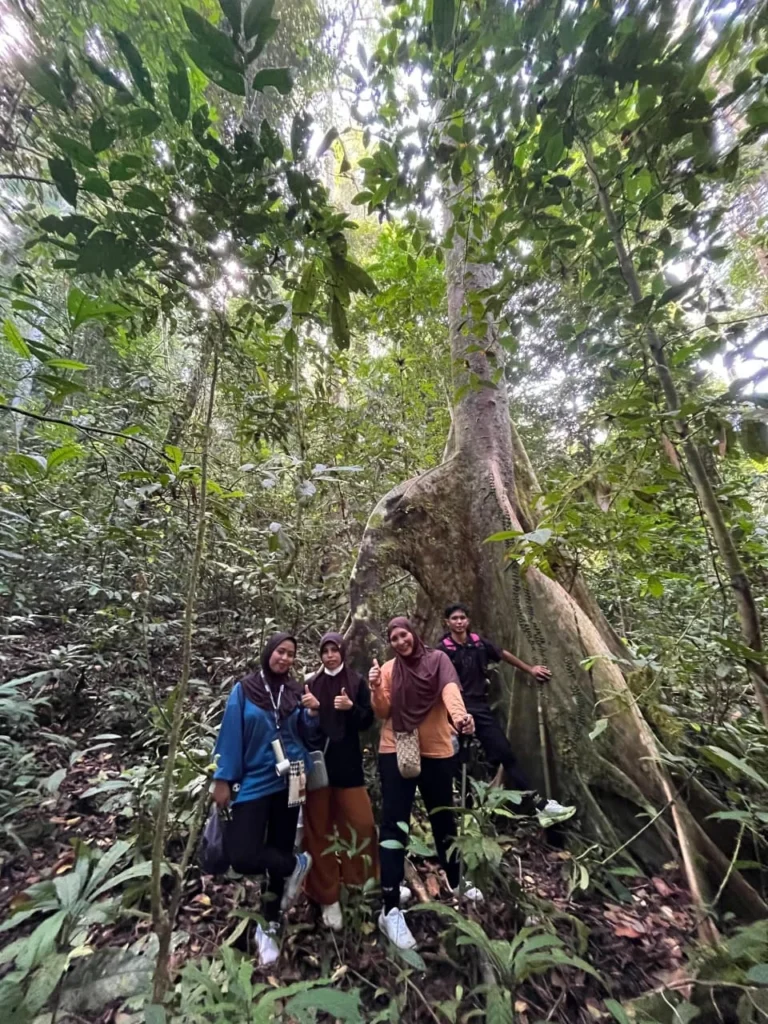 Suasana treking di Gunung Hantu, Kampung Teluk Sumbang, Kecamatan Bidukbiduk.