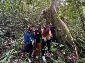 Suasana treking di Gunung Hantu, Kampung Teluk Sumbang, Kecamatan Bidukbiduk.