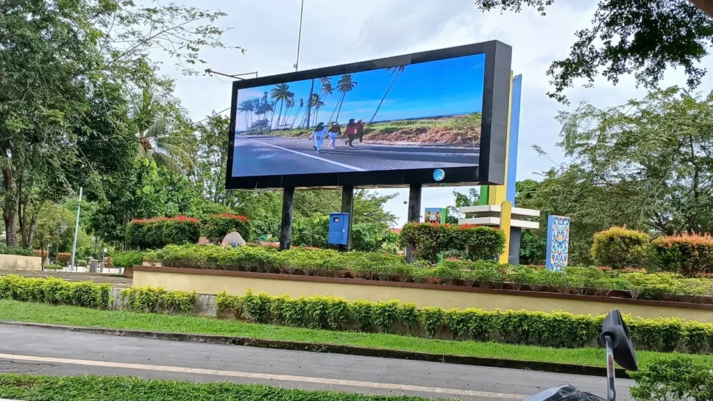 Videotron di salah satu titik di Tanjung Redeb yang menampilkan destinasi wisata. (Adrikni/BT)