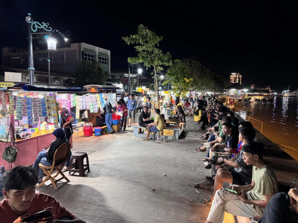 Salah satu kawasan kuliner malam di Tepian Ahmad Yani, Tanjung Redeb, Berau.
