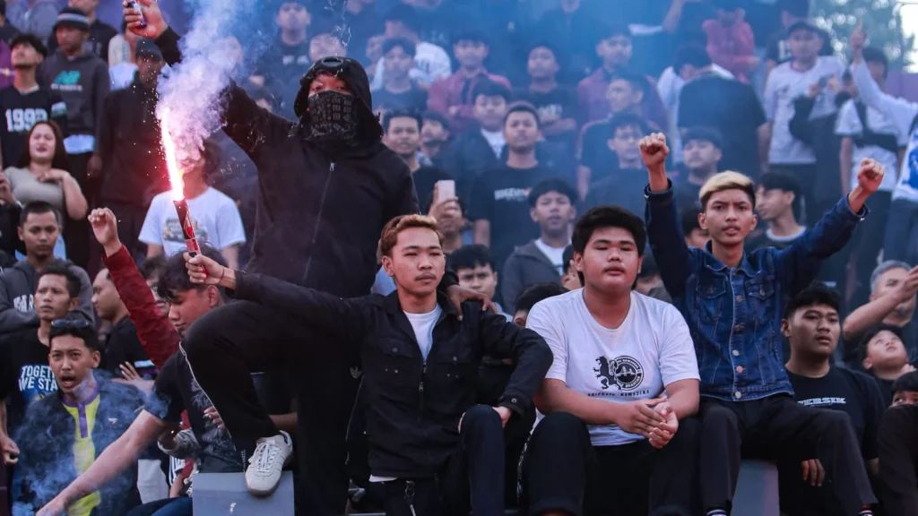 Persik Mania saat mendukung laga Persik Kediri. (Persikkediri.com)