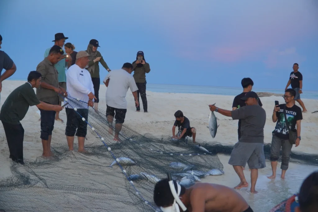 Wakil Bupati Berau, Gamalis, mengikuti aktivitas nelayan tradisional di kawasan Gusung Sanggalau, Pulau Derawan, Selasa (13/5/2026). (Prokopim)