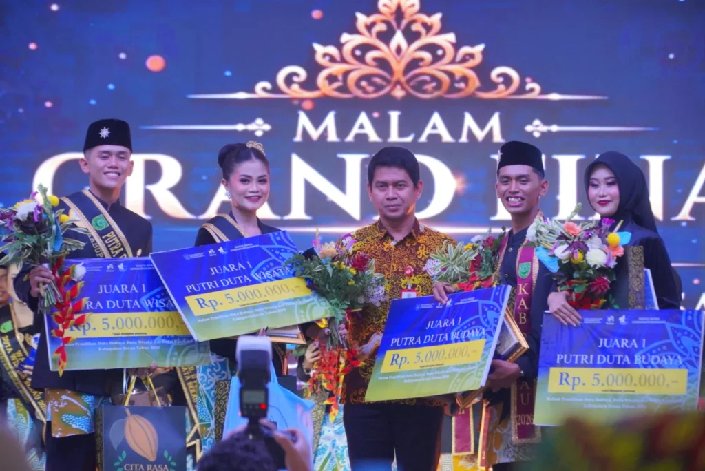 Para pemenang Duta Wisata dan Duta Budaya Kabupaten Berau 2026.