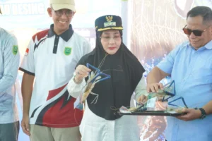 Bupati Berau saat Fun Fishing Udang Galah di tepian Pulau Besing, Minggu (24/5/2026). (Prokopim)