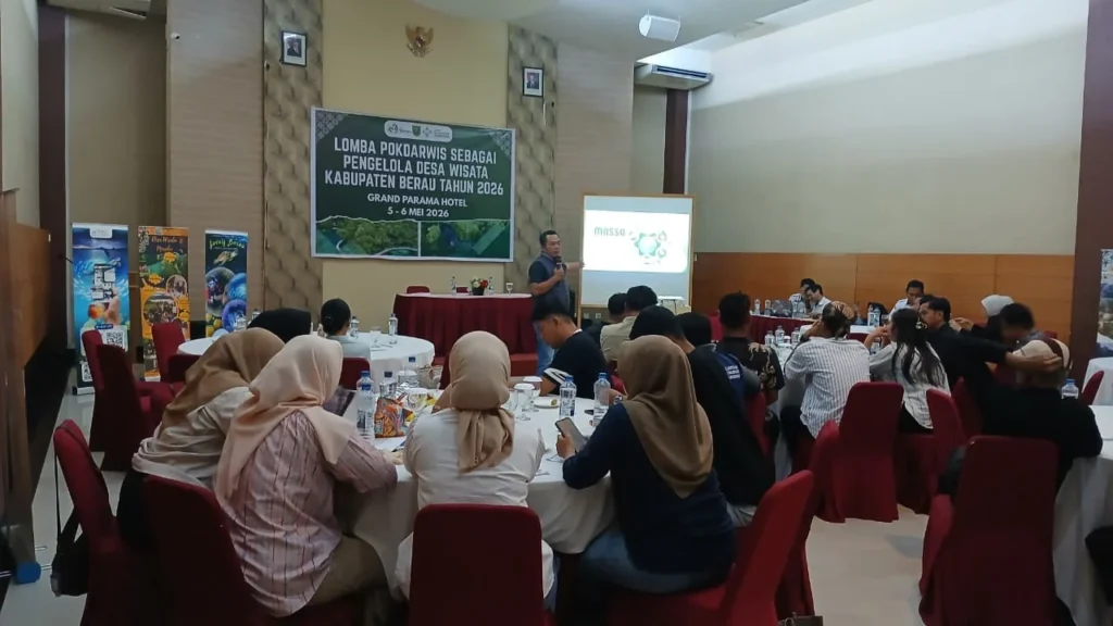 Suasana pemberian materi jurnalistik saat Lomba Pokdarwis yang digelar Disbudpar Berau di Hotel Grand Parama, Rabu (6/5/2026). (Ika/NT)