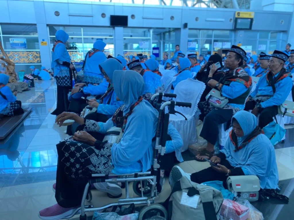 Jemaah haji asal Berau yang menunggu keberangkatan di Bandara Kalimarau. (Diva/NT)