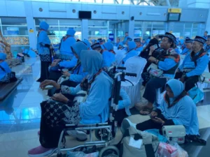 Jemaah haji asal Berau yang menunggu keberangkatan di Bandara Kalimarau. (Diva/NT)