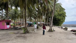 Suasana di pinggir pantai Pulau Kaniungan, Kecamatan Bidukbiduk.