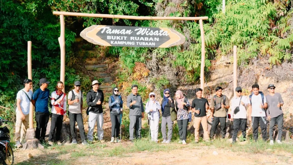 Disbudpar Berau saat mengunjungi hutan anggrek dan Bukit Ruaban Kampung Tubaan. (IST)