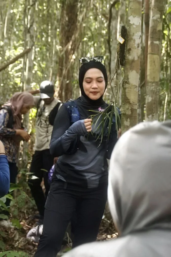 Disbudpar Berau saat mengunjungi hutan anggrek dan Bukit Ruaban Kampung Tubaan. (IST)