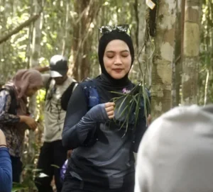 Disbudpar Berau saat mengunjungi hutan anggrek dan Bukit Ruaban Kampung Tubaan. (IST)