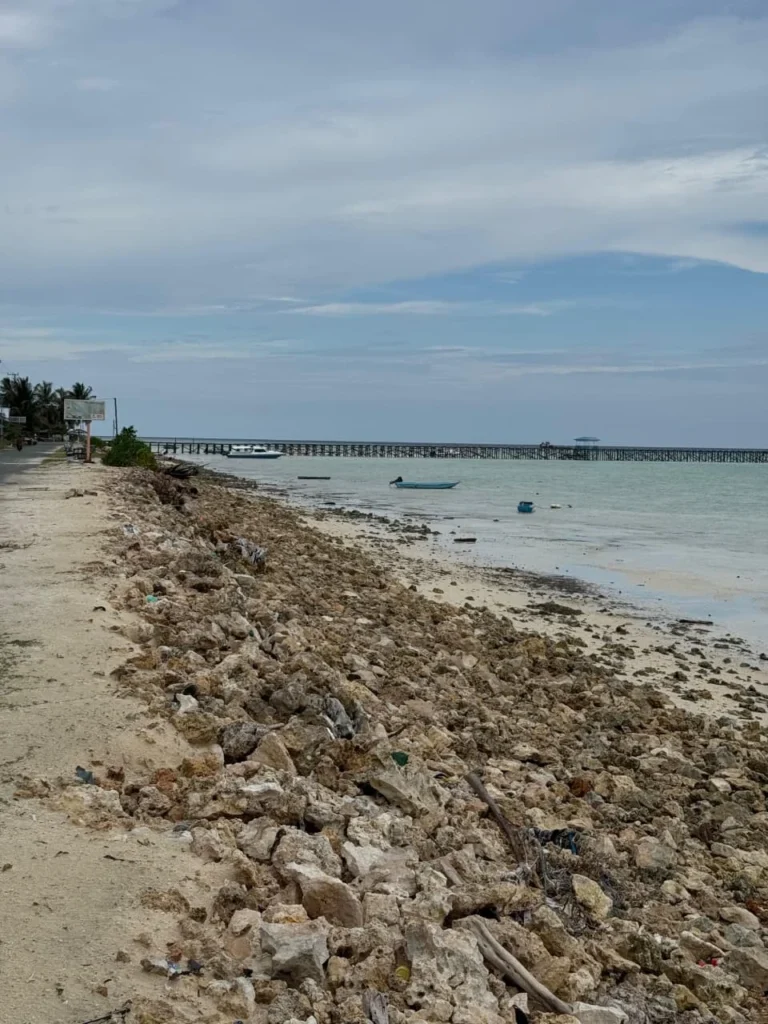 Kondisi abrasi yang terjadi di Kampung Payung-Payung, Pulau Maratua.