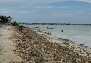 Kondisi abrasi yang terjadi di Kampung Payung-Payung, Pulau Maratua.