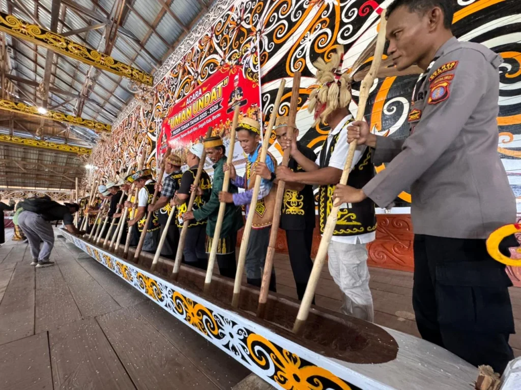 Uman Undat Warga Dayak Kenyah Lepoq Berau