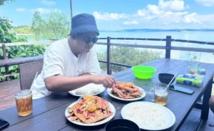 Wisatawan menikmati olahan rajungan di Rumah Makan Victorius, Kampung Teluk Alulu, Maratua. (IST)