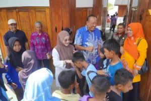 Bupati Berau, Sri Juniarsih, saat kunjungan ke Dermaga Tanjung Batu, Jumat (29/5/2026).