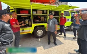 Wakil Bupati Berau, Gamalis, mengecek kesiapan armada serta peralatan pemadaman milik BPBD dan Disdamkarmat Berau, Jumat (11/9/2026). (Prokopim)