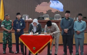 Bupati Berau Sri Juniarsih Mas dan Ketua DPRD Berau Dedy Okto Nooryanto menandatangani nota kesepakatan pengesahan APBD Perubahan 2026 di Gedung DPRD Berau, Rabu (30/9/2026).