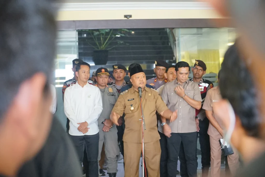 Wakil Bupati Berau, Gamalis, menemui massa yang menyampaikan aspirasi terkait persoalan BBM di depan Kantor Bupati Berau, Senin (7/9/2026). (Prokopim)