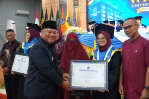 Wakil Bupati Berau, Gamalis, saat menghadiri Wisuda ke-6 Program Sarjana dan Pascasarjana UMB di SM Tower, Rabu (9/9/2026).