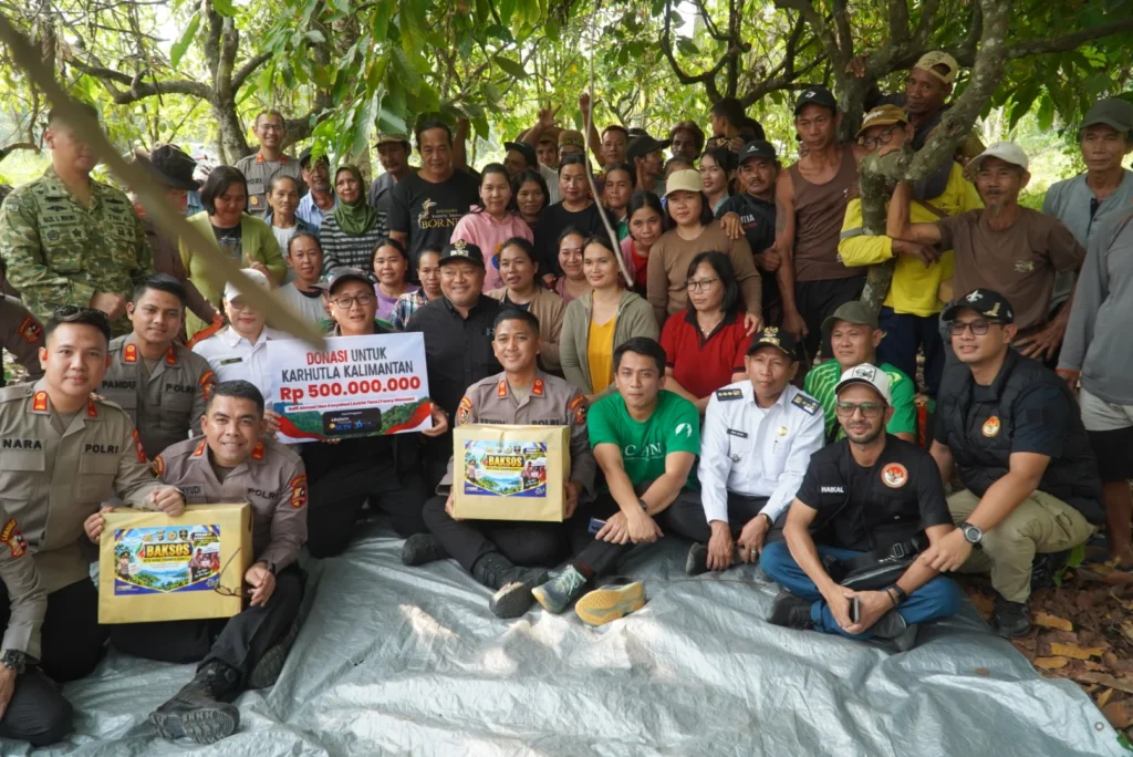 Wakil Bupati Berau, Gamalis, bersama warga Kampung Merasa, Kecamatan Kelay, yang menerima bantuan dampak karhutla, Rabu (9/9/2026). (Prokopim)