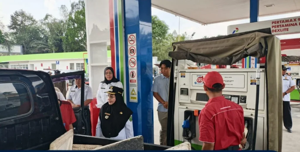 Bupati Berau, Sri Juniarsih Mas, melakukan sidak ke SPBU meninjau penyaluran BBM kepada masyarakat, Rabu (9/9/2026). (Prokopim)