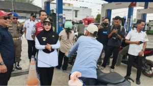 Bupati Berau, Sri Juniarsih Mas, melakukan sidak ke SPBU meninjau penyaluran BBM kepada masyarakat, Rabu (9/9/2026). (Prokopim)