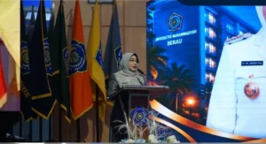 Bupati Berau, Sri Juniarsih Mas, saat menghadiri Wisuda ke-6 Program Sarjana dan Pascasarjana UMB di Ballroom SM Tower Hotel and Convention, Kamis (10/9/2026). (Prokopim)