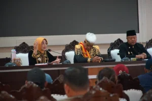 Bupati Berau, Sri Juniarsih Mas, saat memimpin audiensi dengan Aliansi Masyarakat Berau (AMB) di Ruang Rapat Sangalaki, Sekretariat Kabupaten Berau, Selasa (15/9/2026). (Prokopim)