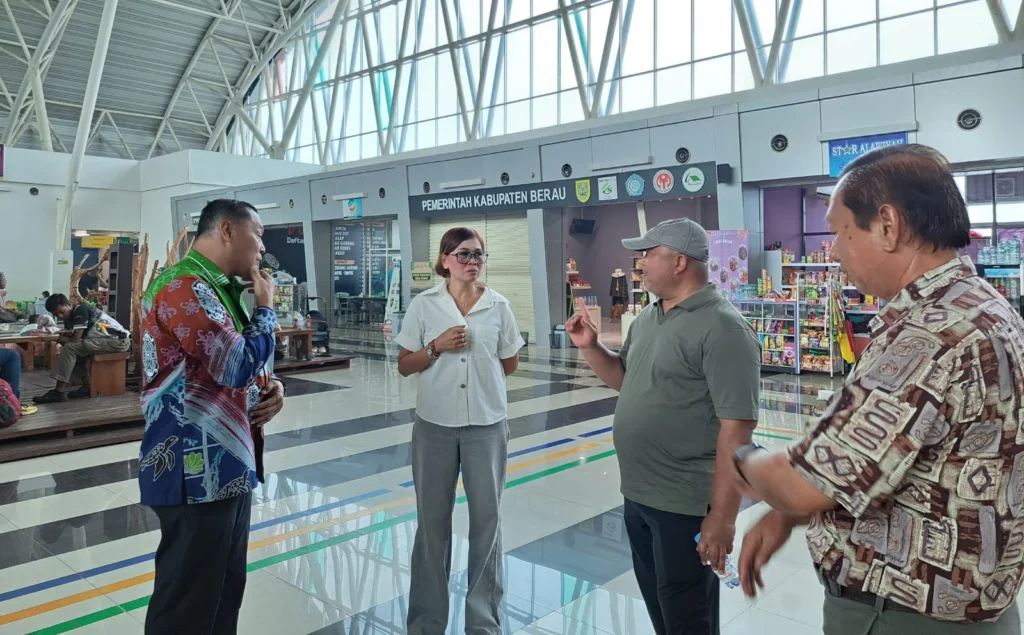 Wakil Bupati Berau, Gamalis, saat meninjau langsung Bandara Kalimarau untuk memantau langsung dampak kabut asap, Jumat (18/9/2026).