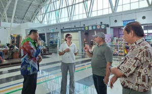 Wakil Bupati Berau, Gamalis, saat meninjau langsung Bandara Kalimarau untuk memantau langsung dampak kabut asap, Jumat (18/9/2026).